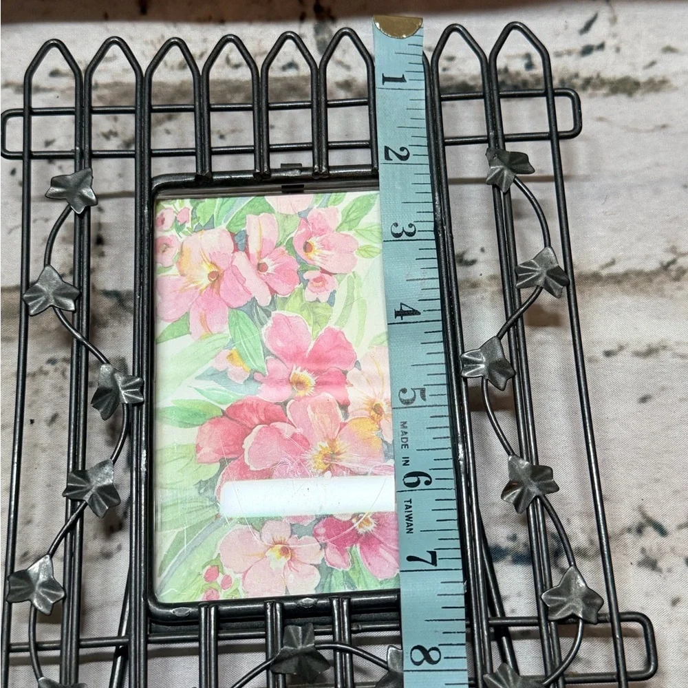 Vintage 90’s Black‎ Metal Picture Frame with leaves scroll